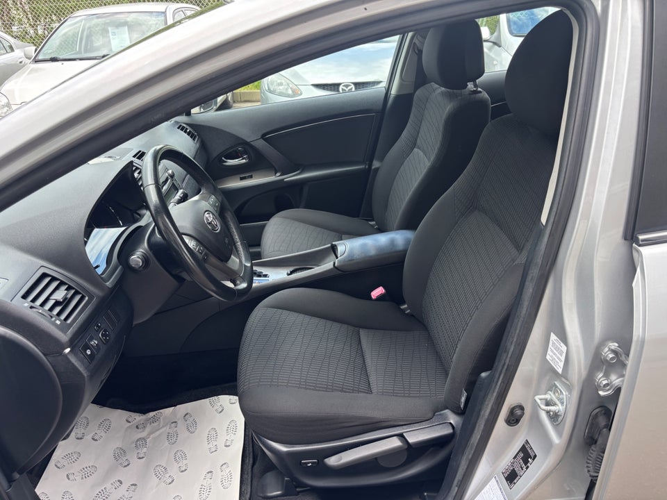 Toyota Avensis 1,8 VVT-i T2 stc. E-CVT 5d