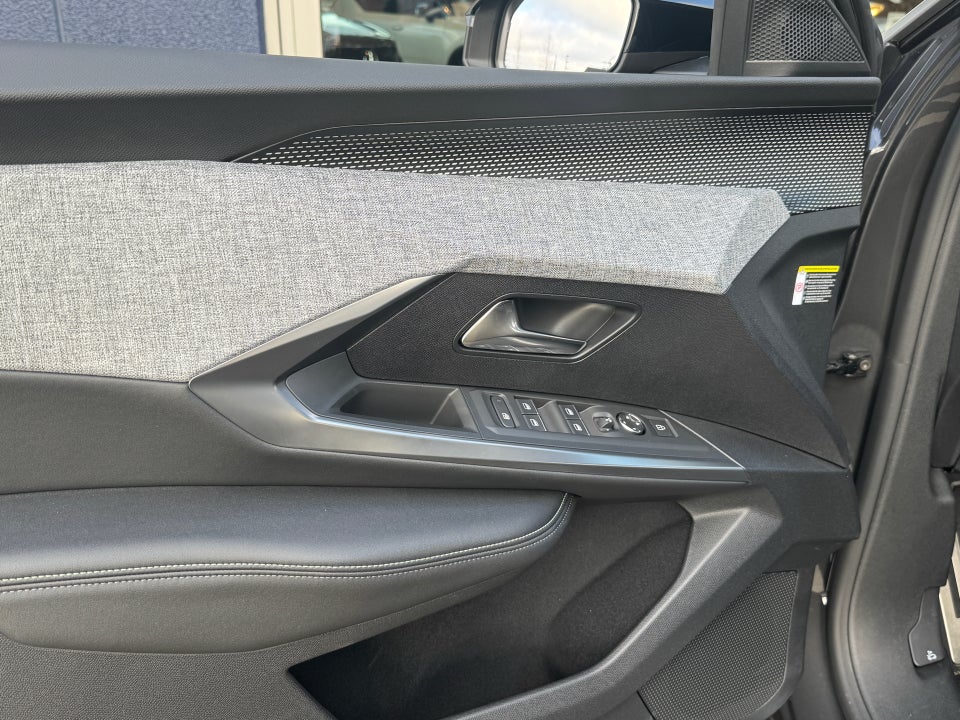 Peugeot e-3008 77 GT 5d