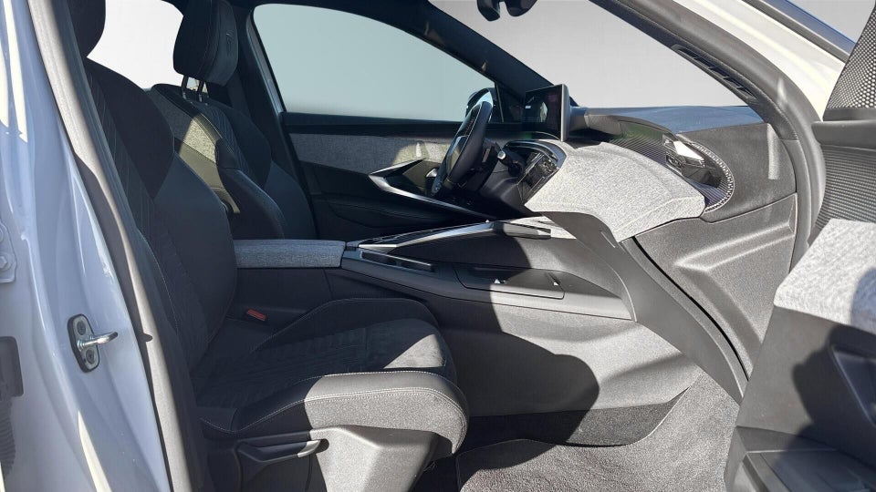 Peugeot e-3008 77 GT 5d