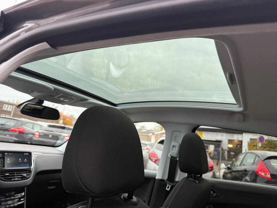 Peugeot 208 1,2 PureTech 82 Signature Sky 5d