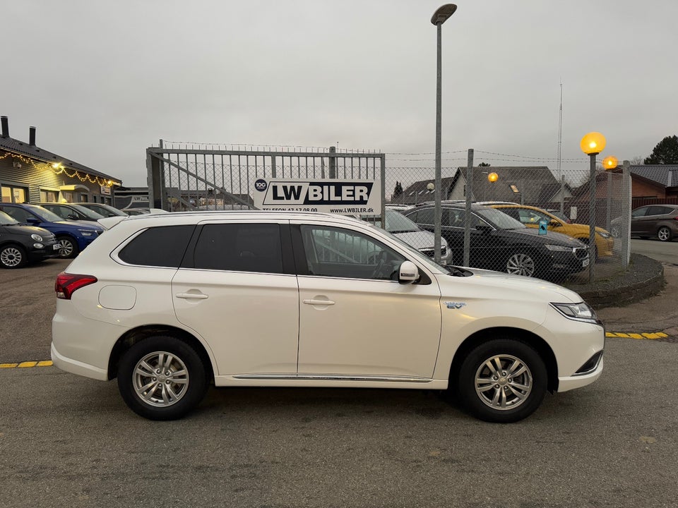 Mitsubishi Outlander 2,4 PHEV Inform CVT 4WD 5d