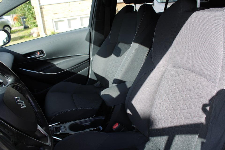 Suzuki Swace 1,8 HEV Active White stc. e-CVT 5d