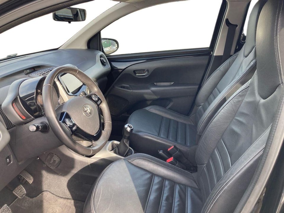 Toyota Aygo 1,0 VVT-i x-black 5d