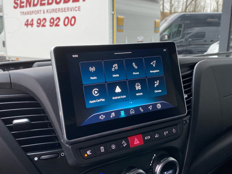 Iveco Daily 3,0 35S18 4100mm Box m/lift AG8