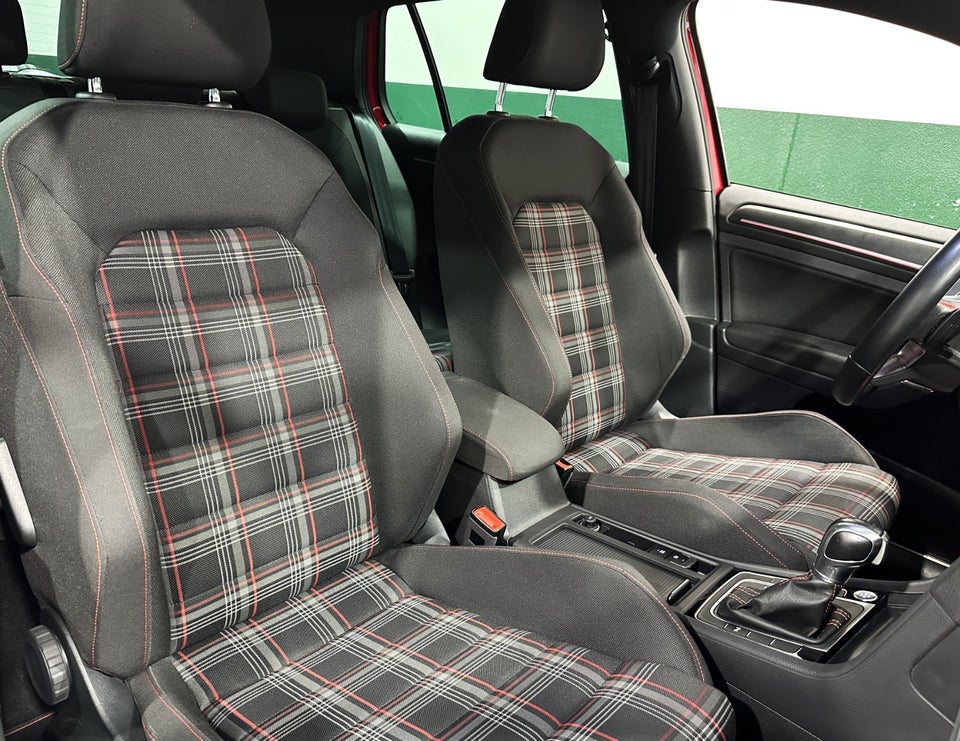 VW Golf VII 2,0 GTi DSG 5d