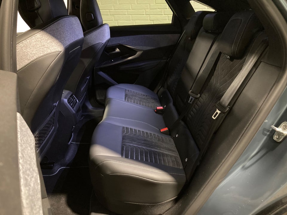 Peugeot e-3008 77 GT 5d