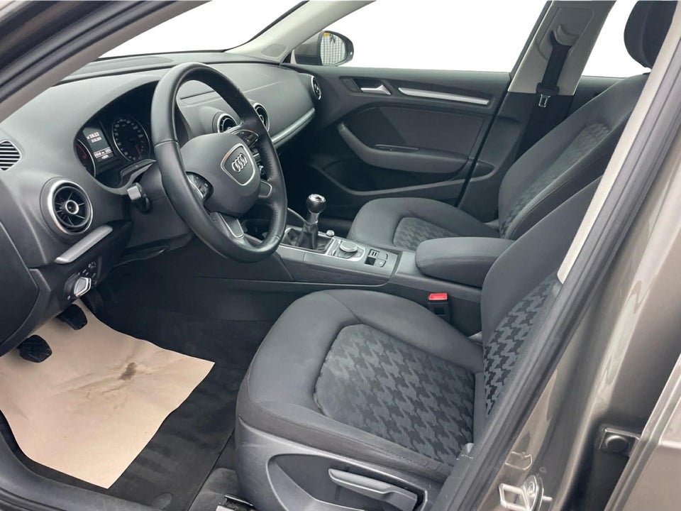 Audi A3 1,6 TDi 110 Ambiente Sportback 5d