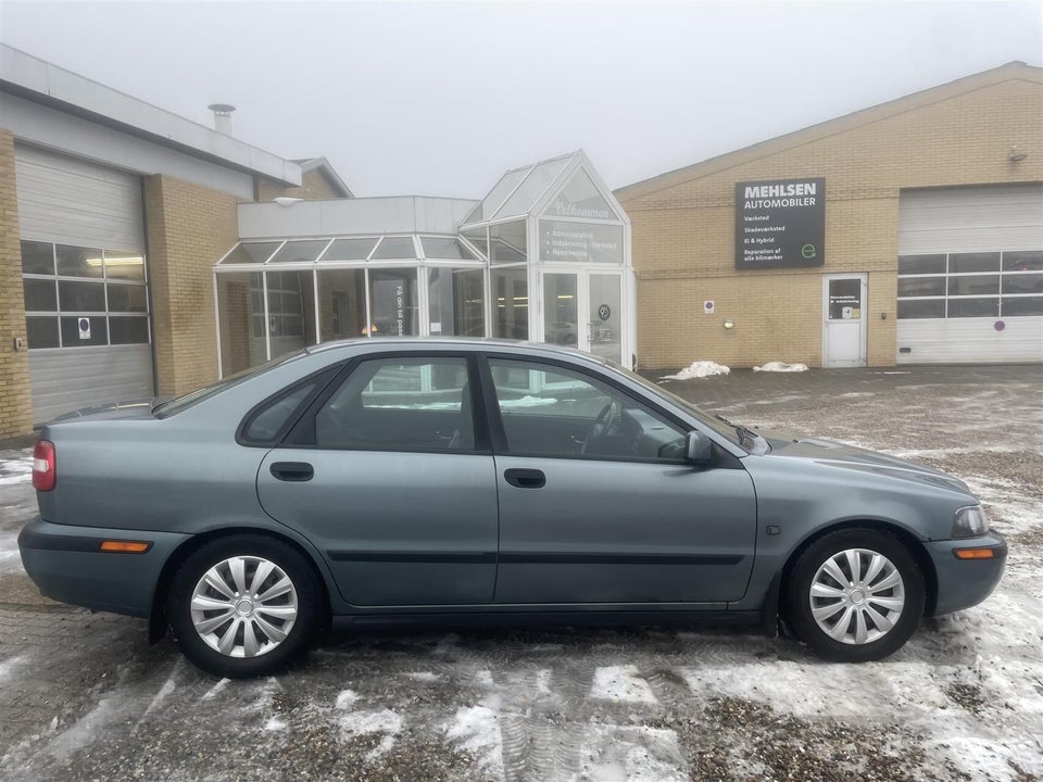 Volvo S40 1,8  4d