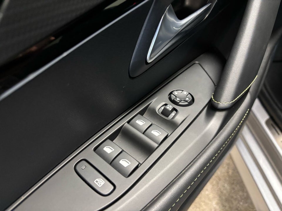 Peugeot e-208 50 GT 5d