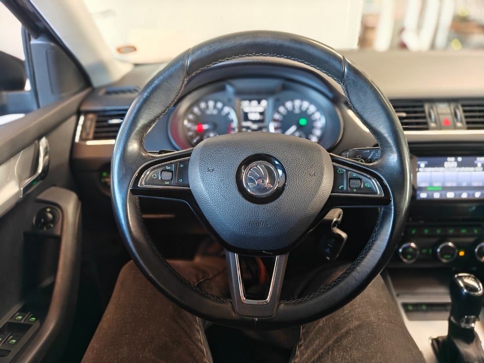 Skoda Octavia 1,6 TDi 105 Elegance Combi DSG 5d