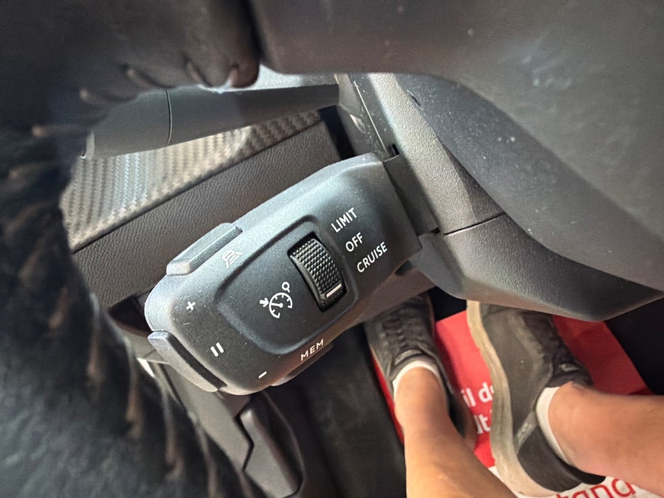 Peugeot 208 1,2 PureTech 100 Allure Sky 5d
