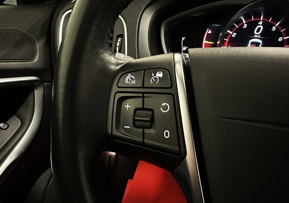 Volvo V40 CC 1,5 T3 152 Momentum aut. 5d