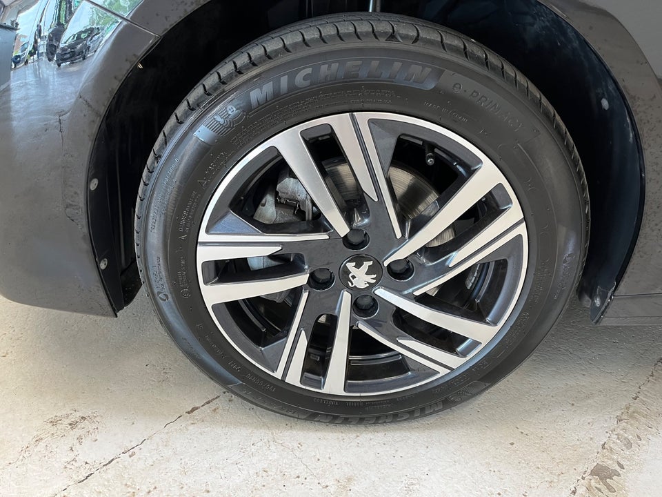 Peugeot 208 1,2 PureTech 100 Allure 5d