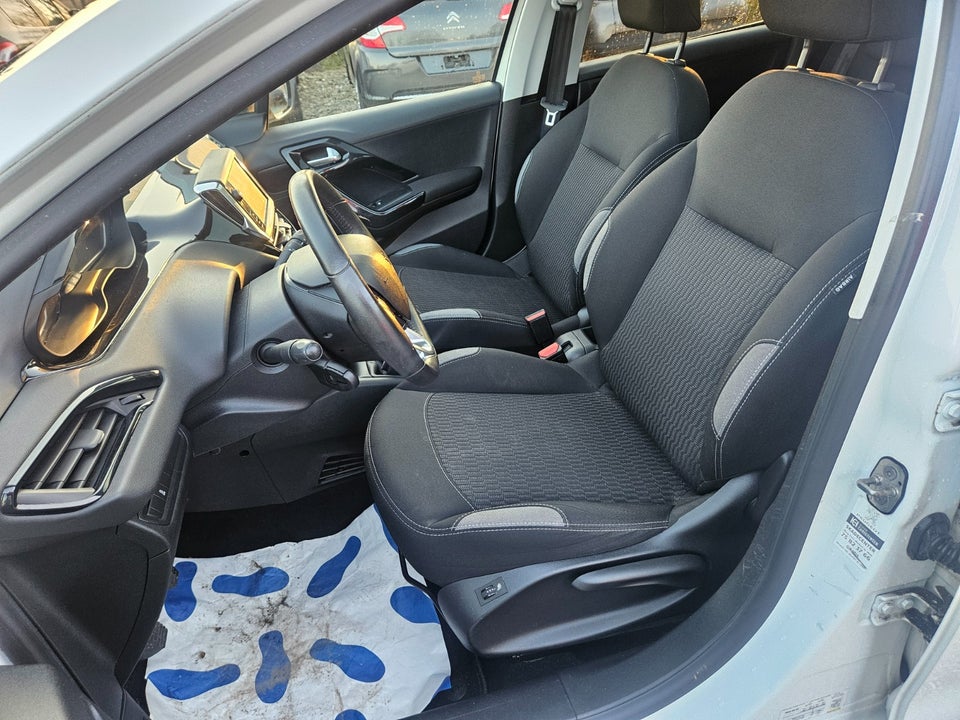 Peugeot 208 1,2 VTi 82 Allure Sky 5d