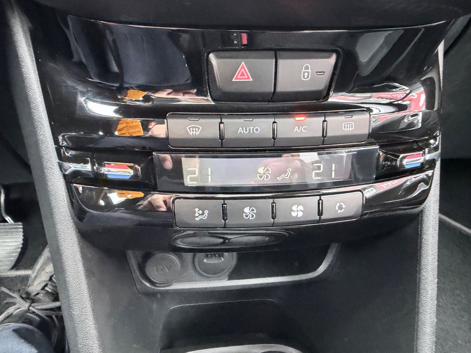 Peugeot 2008 1,5 BlueHDi 100 Prestige Sky 5d