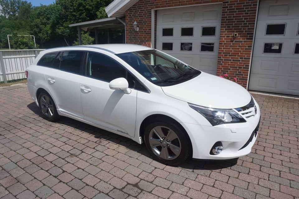 Toyota Avensis 1,8 VVT-i T2 Premium stc. 5d