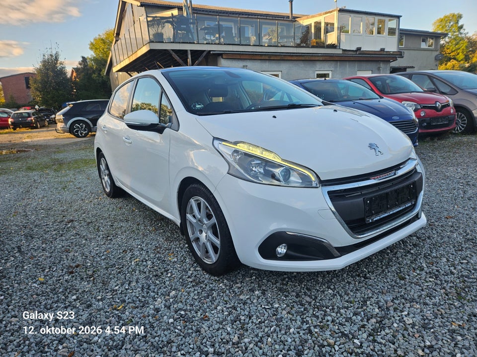 Peugeot 208 1,2 VTi 82 Signature Sky 5d