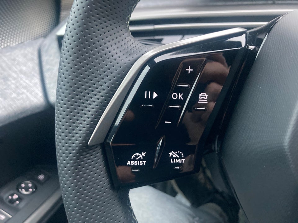 Peugeot e-3008 77 GT Pack 5d