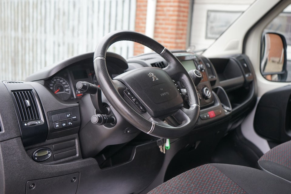 Peugeot Boxer 333 2,2 BlueHDi 140 L2H2 Premium