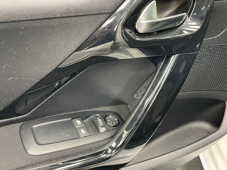 Peugeot 208 1,2 VTi Allure Sky 5d