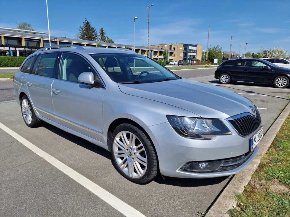 Skoda Superb 2,0 TDi 140 Elegance Combi 5d