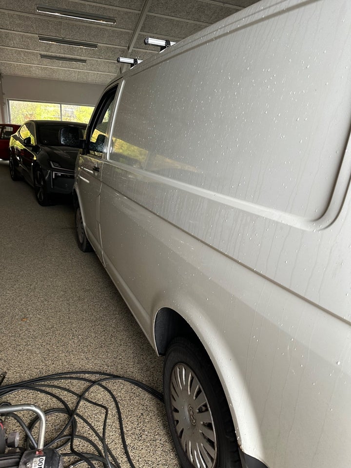 VW Transporter 1,9 TDi 84 Kassevogn kort