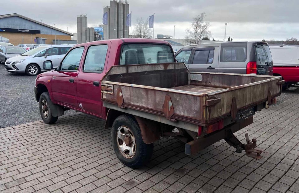 Toyota HiLux 2,5 D-4D Mandskabsvogn m/lad 4x4 4d