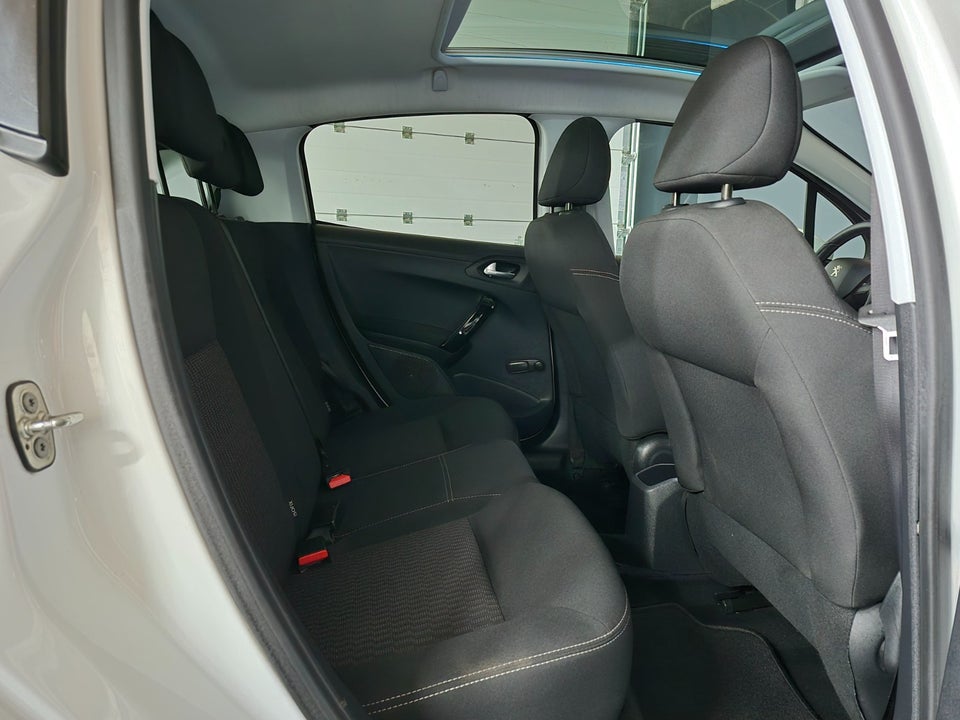 Peugeot 208 1,2 VTi 82 Allure Sky 5d