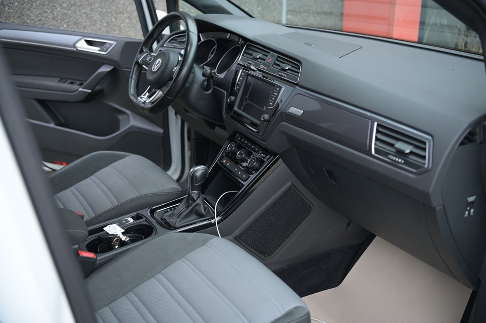VW Touran 2,0 TDi 150 R-line DSG 7prs 5d