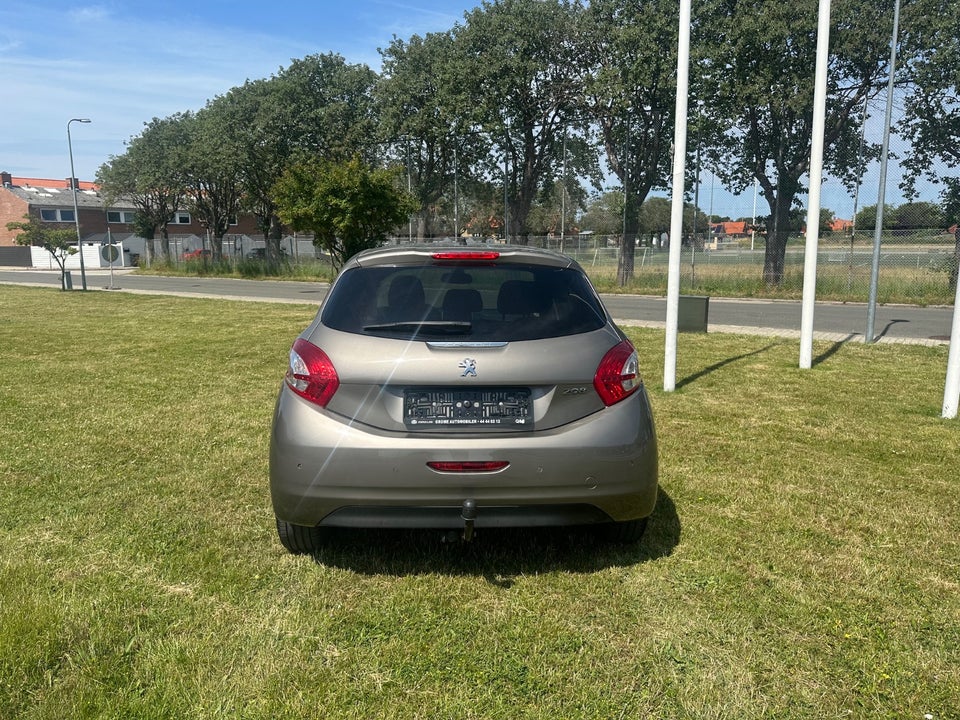 Peugeot 208 1,2 VTi Allure Sky 5d