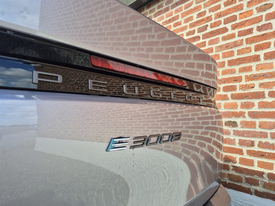 Peugeot e-3008 77 GT Pack 5d