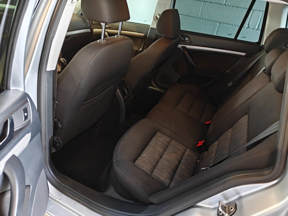 Skoda Octavia 1,6 TDi 105 Elegance Combi 5d