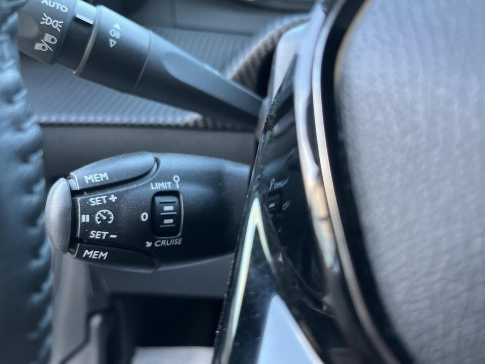 Peugeot e-208 50 Style 5d