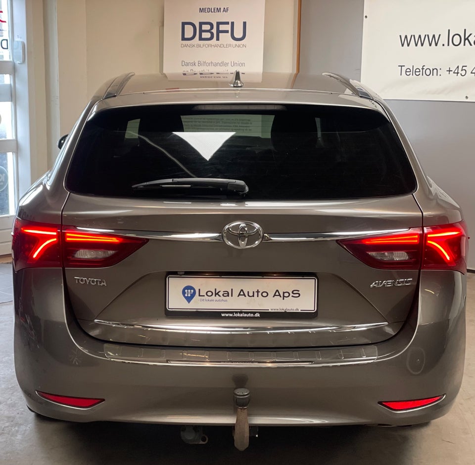 Toyota Avensis 1,8 VVT-i T2 Premium Touring Sports 5d