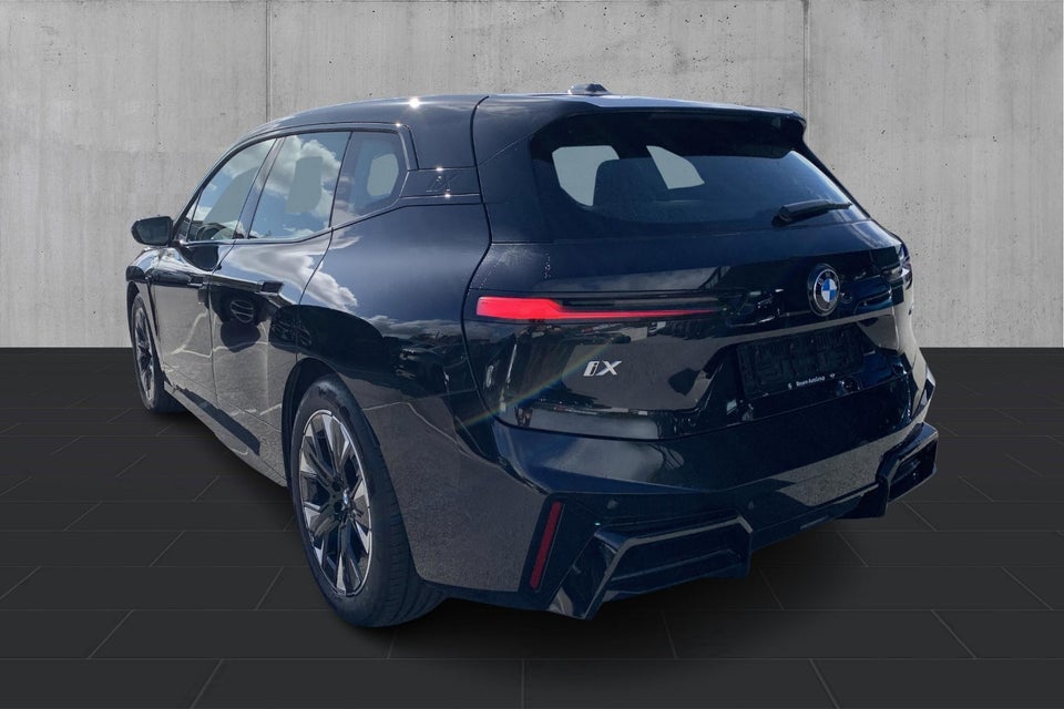 BMW iX xDrive60 Fully Charged 5d