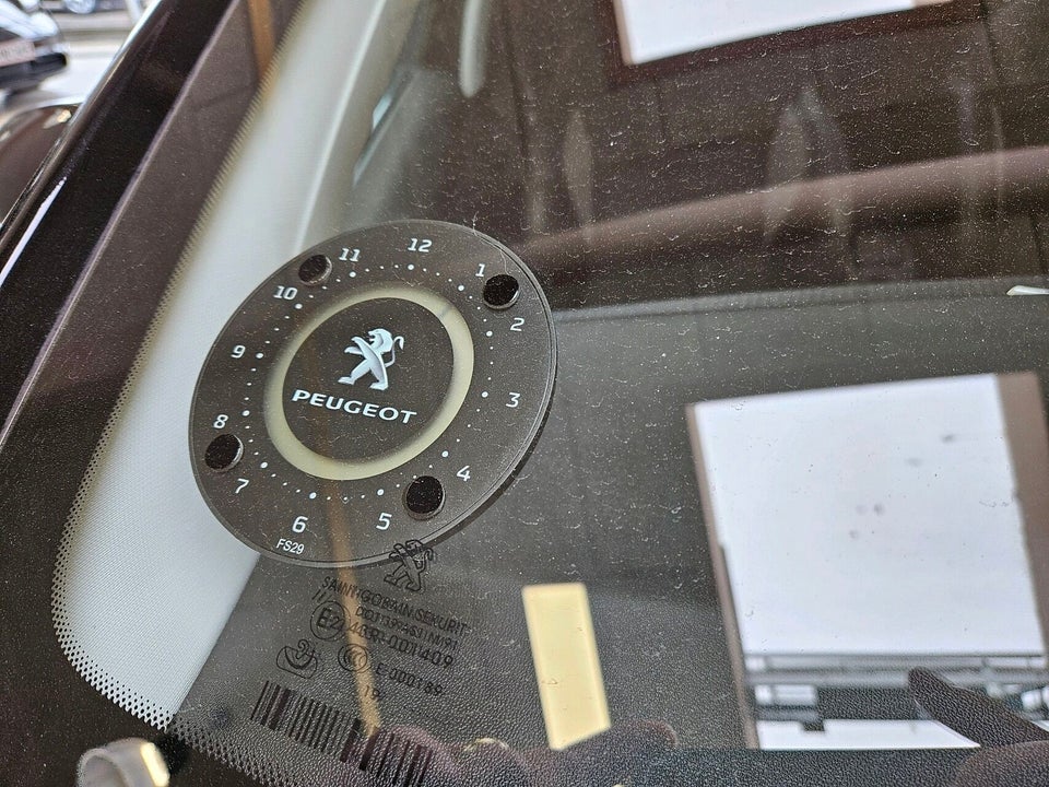 Peugeot 2008 1,5 BlueHDi 100 Prestige Sky 5d