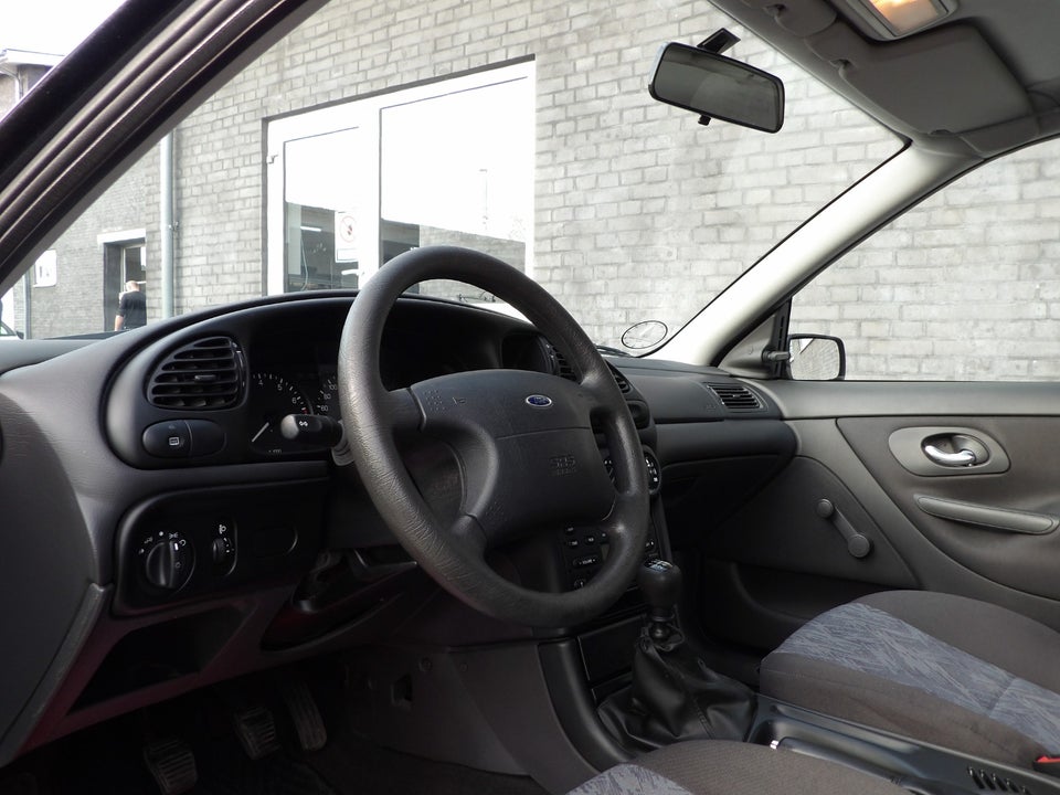 Ford Mondeo 1,6 Fashion 4d