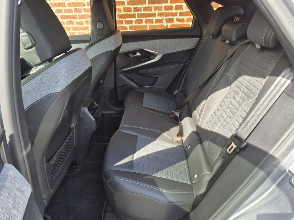 Peugeot e-3008 77 GT Pack 5d