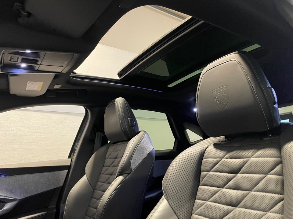 Peugeot e-3008 77 GT Pack 5d