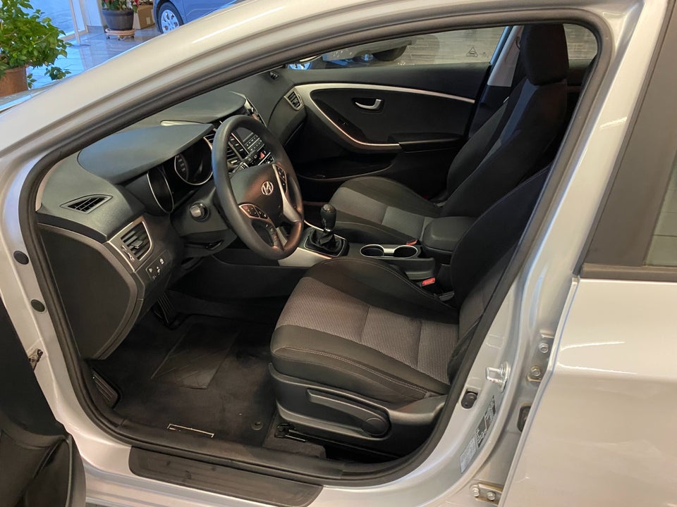 Hyundai i30 1,6 CRDi 110 Comfort CW Eco 5d