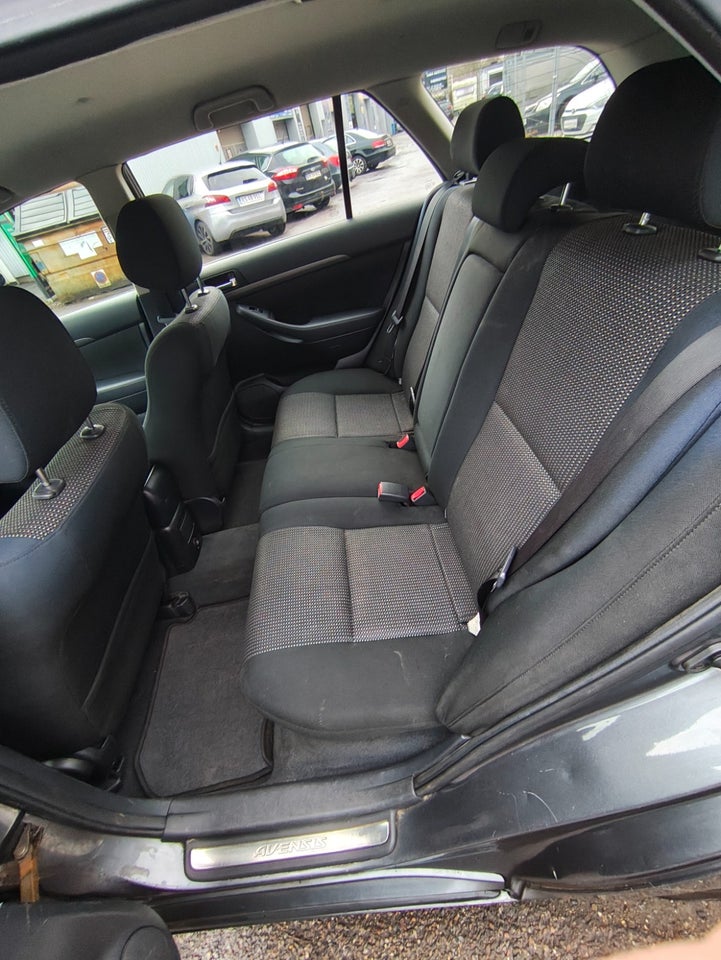 Toyota Avensis 1,8 VVT-i Elegance stc. 5d