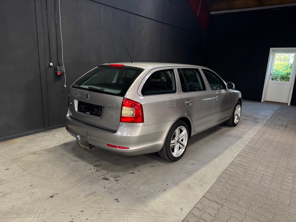 Skoda Octavia 1,6 TDi 105 Elegance Combi 5d
