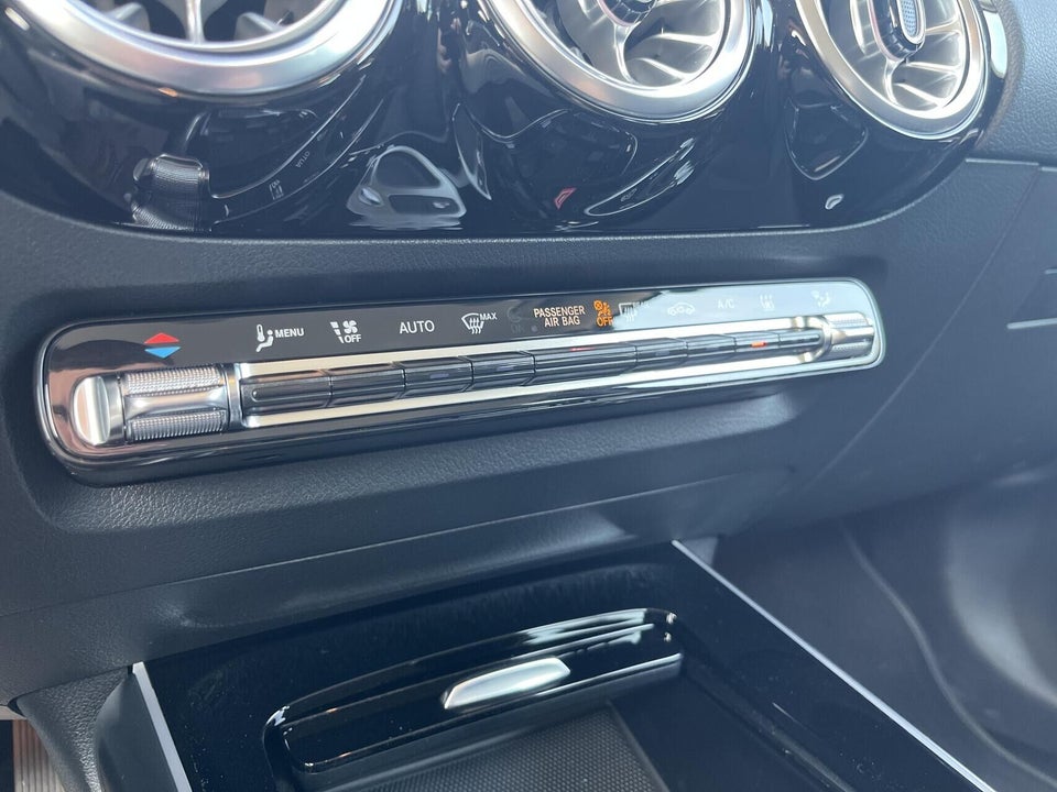 Mercedes EQA300 4Matic 5d