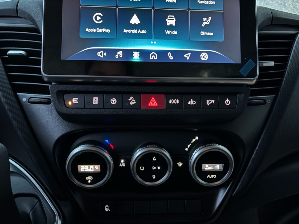 Iveco Daily 3,0 35S18 4100mm Box m/lift AG8