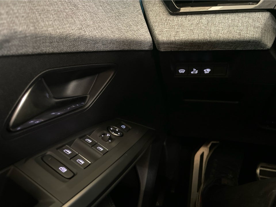 Peugeot e-3008 77 GT Pack 5d