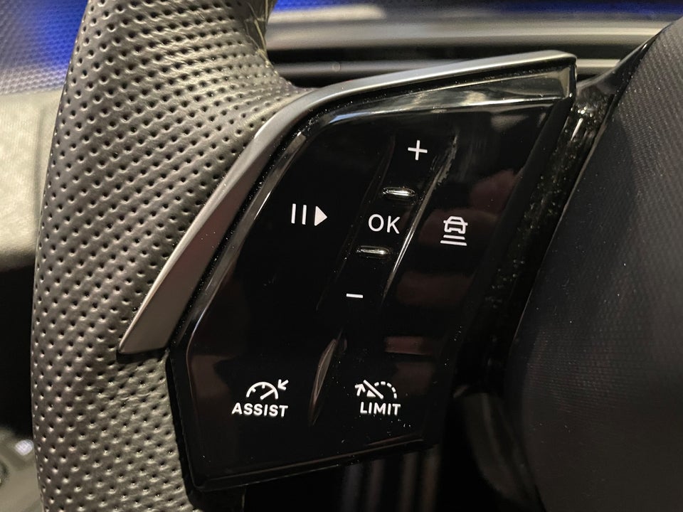 Peugeot e-3008 77 GT Pack 5d