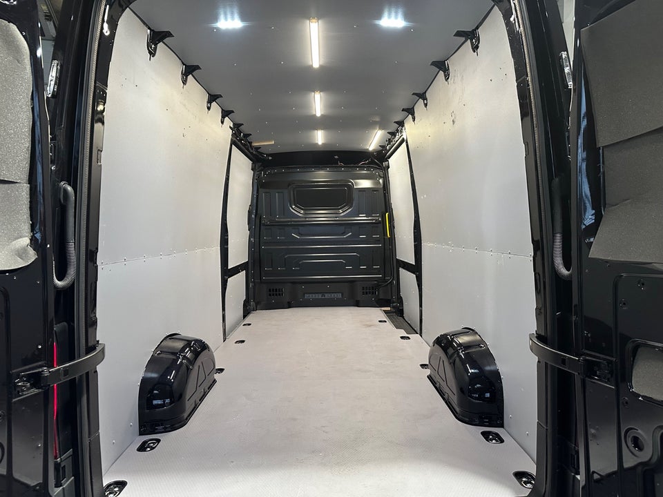 VW Crafter 35 2,0 TDi 177 Kassevogn L4H3 aut.