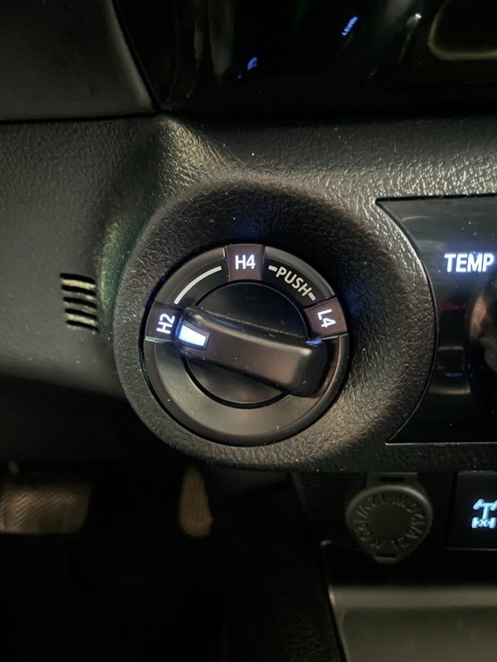 Toyota HiLux 2,4 D-4D 150 T3 Db.Kab aut. 4x4 4d