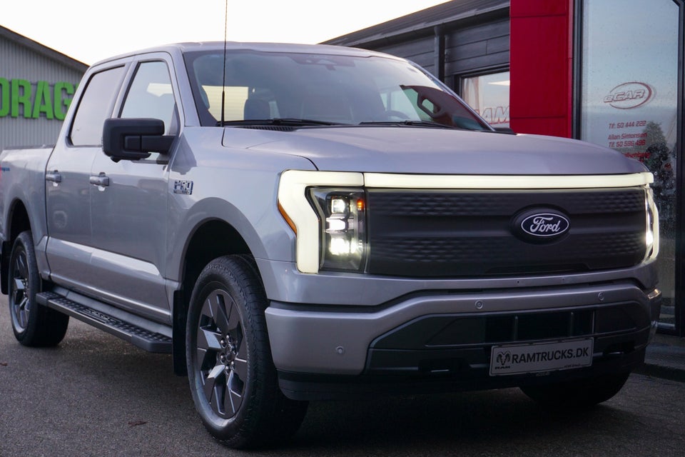 Ford F-150 123 Lightning Flash Extended Range 4d