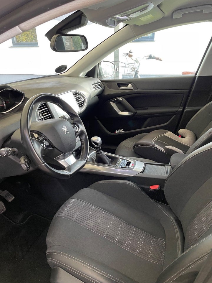 Peugeot 308 1,2 e-THP 130 Allure+ SW 5d